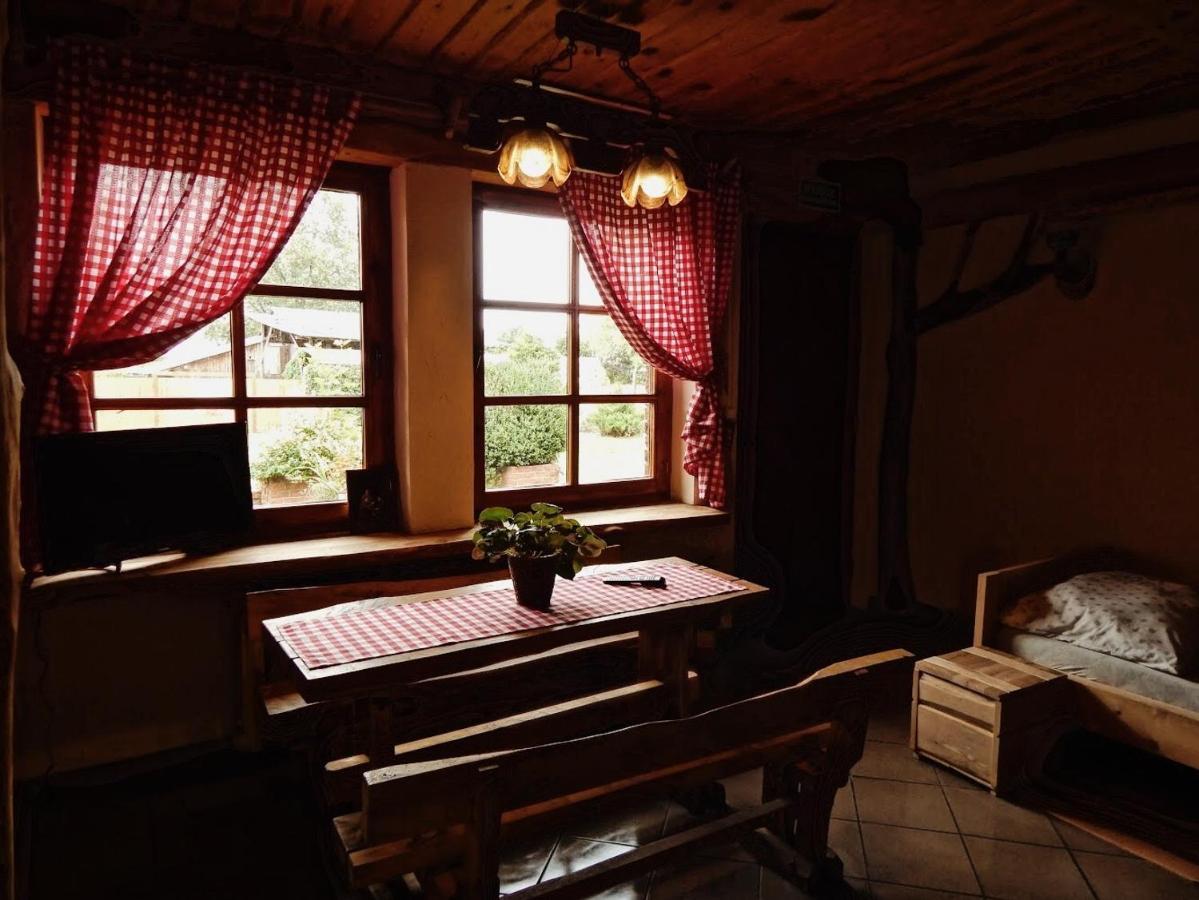 Pokoje Do Wynajecia Nowogrodziec Esterno foto